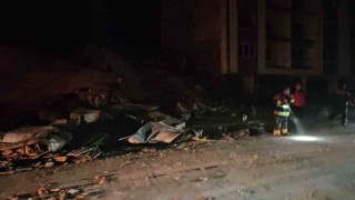 Balıkesirde depremde bir bina yıkıldı