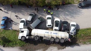 Balıkesirde yağ tankeri devrildi, 7 araç hasar gördü