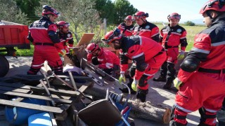 Balıkesirdeki 6.1lik depremin ardından Koca Seyit Havalimanında ekipler kurtarma tatbikatı yaptı