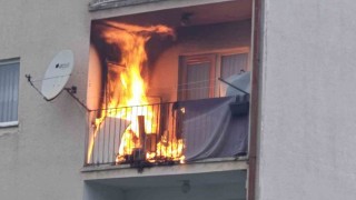 Balkonda çıkan yangın evi küle çeviriyordu