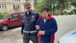 Balkondan girdiği evlerden 70 bin liralık eşya çalan hırsız tutuklandı