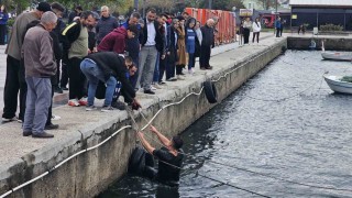 Bandırmada iddiayı kaybeden genç kış günü denize atladı