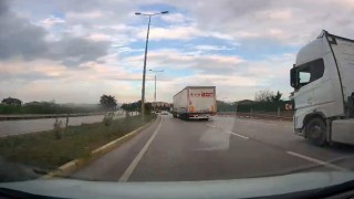 Bandırmada tırın tehlikeli manevraları araç kamerasına yansıdı