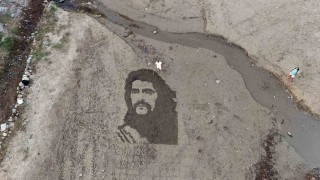 Barış Mançonun resmini tırmıkla Alanya sahillerine işledi