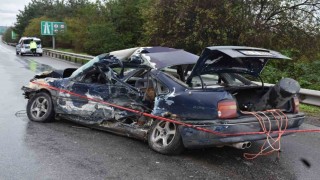 Bariyerlere çarpan otomobil hurdaya döndü: 1 ölü, 2 yaralı