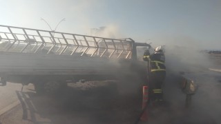 Bariyerlere çarpan pikap alev alev yandı