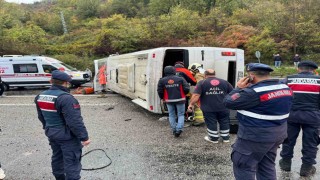 Bartında işçi servisi devrildi: 1 ölü, 19 yaralı