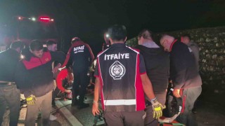 Bartında otomobil bariyerlere çarptı: 4 yaralı