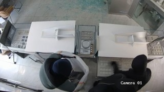 Başakşehirde AVM içindeki kuyumcu 4 dakikada soyuldu