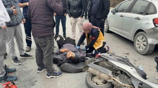 Başakşehirde motosiklet üzerinde tartışırken önlerindeki otomobile çarptılar: 2 yaralı