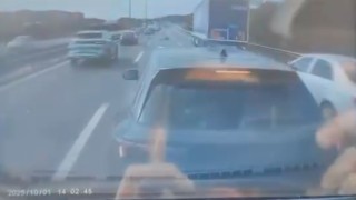 Başakşehirde zincirleme kaza kamerada: Kamyon motosiklete, mikser önündeki araçlara çarptı