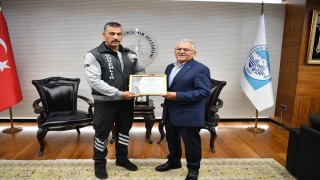 Başkan Büyükkılıç, genç kızı tramvay altında kalmaktan kurtaran güvenlik görevlisini ödüllendirdi