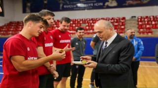 Başkan Faruk Özlüden voleybolculara baklava ikramı