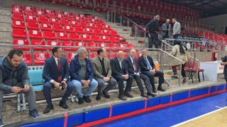 Başkan Özlü voleybolcuların ağzını tatlandırdı