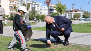 Başkan Türkel, öğrencilerle çöp topladı