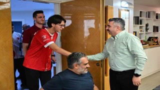 Başkan Yılmaz şampiyonları ağırladı