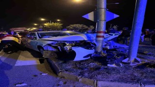 Batmanda otomobil trafik ışığı direğine çarptı: 3 yaralı