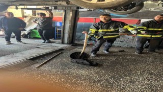 Batmanda otomobilin motoruna giren yılan itfaiyeyle ekiplerince çıkartıldı