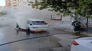 Batmanda park halindeki minibüs yandı