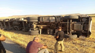 Batmanda saman yüklü tır yan yattı: 1 yaralı