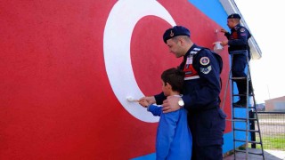 Bayburt jandarmadan öğrencilere anlamlı Cumhuriyet sürprizi: Renksiz duvara dev şanlı Türk bayrağı çizildi
