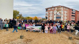 Bayburtta anaokulu öğrencileri fidanları toprakla buluşturdu