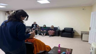 Bayburtta huzurevi sakinlerinin kişisel bakımlarını gönüllü kuaför yaptı