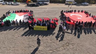 Bayburtta öğrenciler hazırladıkları gemileri Filistine destek amaçlı Çoruh Nehrine bıraktı