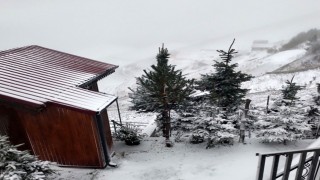 Bayburtun yüksek kesimlerine kar yağdı