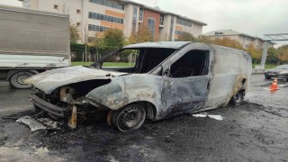 Bayrampaşada alev alev yanan araçtan geriye demir yığını kaldı