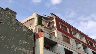 Bayrampaşada balkon çöktü: 2 araç kullanılmaz hale geldi