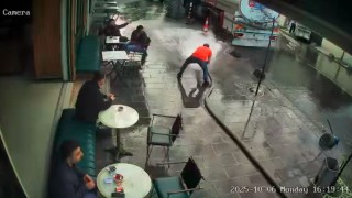 Bayrampaşada bir esnaf şov yapayım derken tazyikli suyun azizliğine uğradı, çay içen müşterileri böyle ıslattı