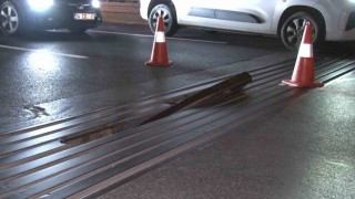 Bayrampaşada yerinden çıkan genleşme derzi, çok sayıda aracın lastiklerini patlattı