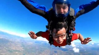 Bedensel ve görme engelli sporcudan nefes kesen paraşüt atlayışı