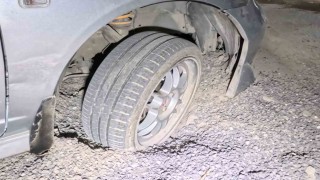 Belediye ve MEDAŞın kazdığı çukurlar kapatılmayınca araçlar mahsur kaldı