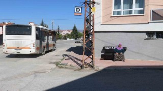 Belediyenin oturacak yer yapmadığı duraklara vatandaş evinden koltuk getirdi