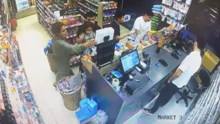 Benzin istasyonundaki bin 500 lira değerindeki oyuncağı çocuğuna çaldırdı