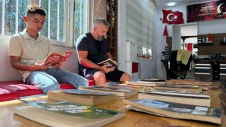 Berber dükkanını kütüphaneye çevirdi: Müşteriler sıra beklerken kitap okuyor