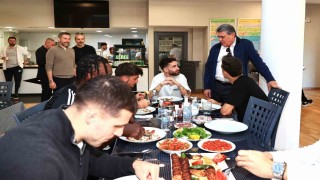 Beşiktaş Başkanı Serdal Adalı, Fenerbahçe derbisi öncesi futbol A takımıyla buluştu