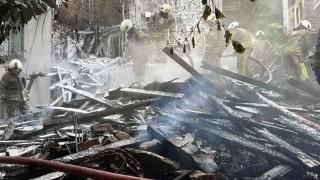 Beşiktaşta alevlere teslim olan 4 katlı ahşap binadan geriye enkaz kaldı