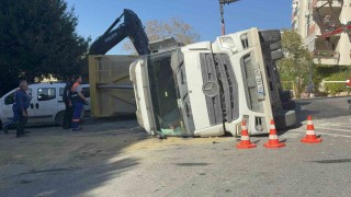 Beşiktaşta hafriyat kamyonu devrildi: Şoförün yaralandığı kaza anı görüntülendi