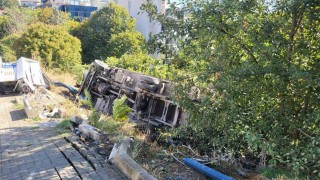 Beşiktaşta sürücüsünün navigasyon yönlendirmesiyle yokuş aşağı inen tır kontrolden çıkarak boş araziye devrildi