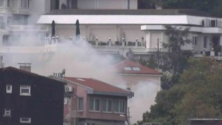 Beşiktaşta yanan ahşap bina Anadolu Yakasından görüntülendi