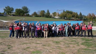 Beyaz önlükleri giyip çöp toplamaya çıktılar