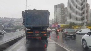 Beylikdüzünde hurda yüklü kamyonun tehlikeli yolculuğu kamerada