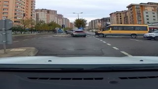 Beylikdüzünde kırmızı ışıkta geçen sürücü kazaya neden oldu: O anlar kamerada