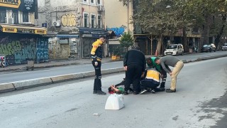 Beyoğlunda çöp kamyonu İSKİnin çalışması sonrası tam kapatılmayan çukura girdi, işçinin bacağı kırıldı