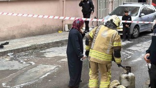 Beyoğlunda değiştirdiği sırada tüpün parlaması ile ev sahibi yaralandı