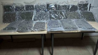 Beyoğlunda polisin ‘dur ihtarına uymayan motosikletli silahını çöpe sakladı: O anlar kamerada