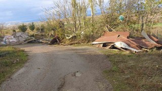 Beypazarında fırtına nedeniyle ahırların çatıları uçtu